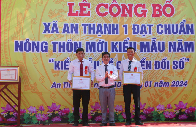 Lãnh đạo Tỉnh ủy trao Bằng khen của Chủ tịch UBND tỉnh Sóc Trăng cho cá nhân và tập thể xuất sắc trong tham gia xây dựng nông thôn mới. (Ảnh: Tuấn Phi/TTXVN) ttxvn-xa-an-thanh-1-cu-lao-dung-soc-trang-dat-chuan-nong-thon-moi-kieu-mau1-7950.jpg
