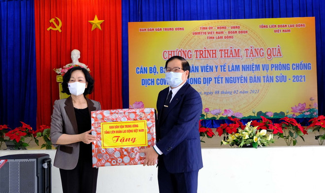 Bà Trương Thị Mai trao quà Tết tặng nhân viên y tế chống dịch COVID-19 ảnh 1