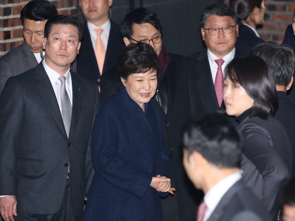 Bà Park Geun-hye (giữa) về tới nhà riêng ở Seoul sau khi rời Phủ Tổng thống ngày 12/3 vừa qua. (Ảnh: THX/TTXVN) Các luật sư bào chữa sẽ tiếp tục bảo vệ cựu Tổng thống Park ảnh 1
