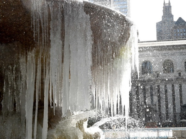 Trường học đóng cửa, hàng nghìn chuyến bay hủy do bão tuyết Stella ảnh 1