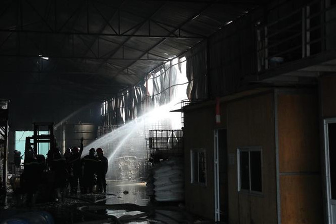 Bình Phước: Hỏa hoạn thiêu rụi hoàn toàn kho chứa vỏ lốp cao su ảnh 1