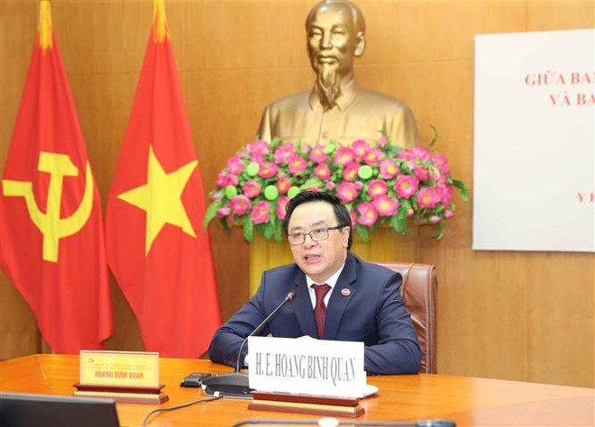 Ủy viên Trung ương Đảng, Trưởng Ban Đối ngoại Trung ương Hoàng Bình Quân hội đàm trực tuyến. (Ảnh: Phương Hoa/TTXVN) Trưởng ban Đối ngoại Trung ương Việt Nam-Cuba hội đàm trực tuyến ảnh 1