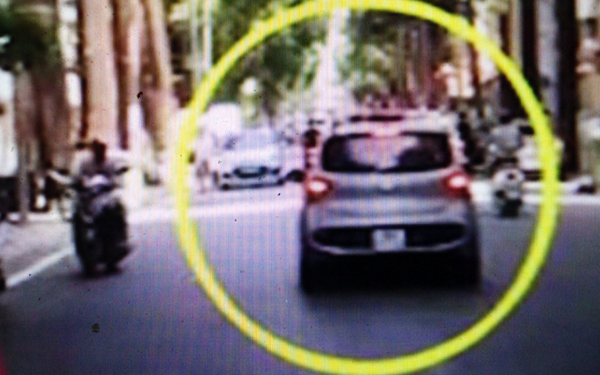 Hà Nội: Tạm giữ lái xe hất chiến sỹ công an lên nóc capo ảnh 1