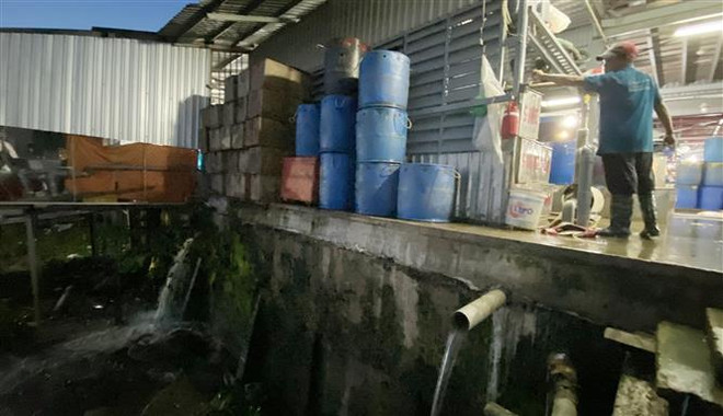 Giấy phép hết hạn, chợ đầu mối Long Xuyên vẫn ngang nhiên xả thải ảnh 1