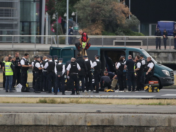 Người biểu tình chiếm đường băng, sân bay ở London phải đóng cửa ảnh 1