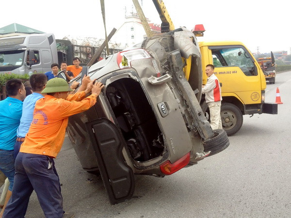 Va chạm với xe container, ôtô lật ngửa làm 5 người bị thương ảnh 1