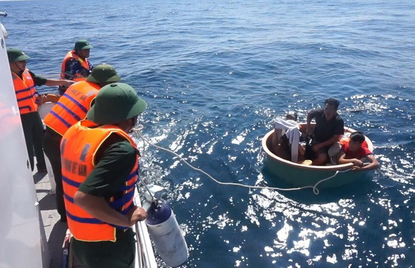 Cứu vớt thành công bốn ngư dân của tàu cá gặp nạn trôi dạt trên biển ảnh 1