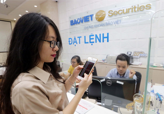 Khách hàng giao dịch tại Hội sở chứng khoán Bảo Việt. (Ảnh: Trần Việt/TTXVN) Thị trường chứng khoán Việt Nam sau bình luận từ quan chức của Fed ảnh 1