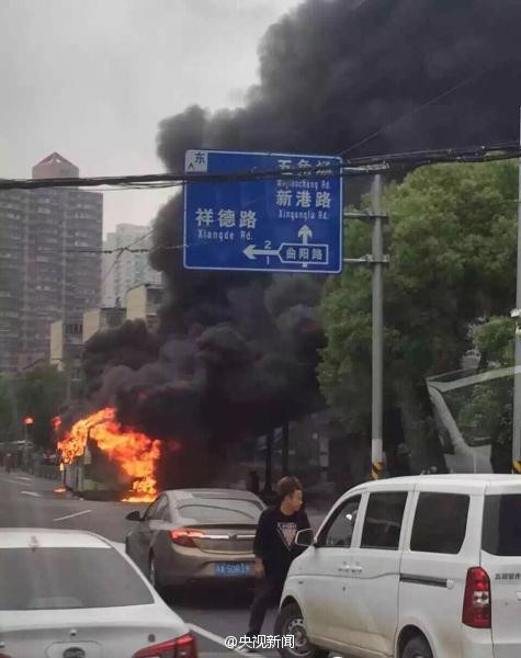 Hành khách suýt bị thiêu sống khi xe buýt bốc cháy ở Trung Quốc ảnh 5