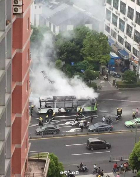 Hành khách suýt bị thiêu sống khi xe buýt bốc cháy ở Trung Quốc ảnh 6