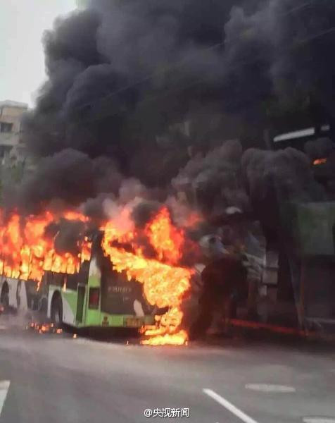 Hành khách suýt bị thiêu sống khi xe buýt bốc cháy ở Trung Quốc ảnh 2