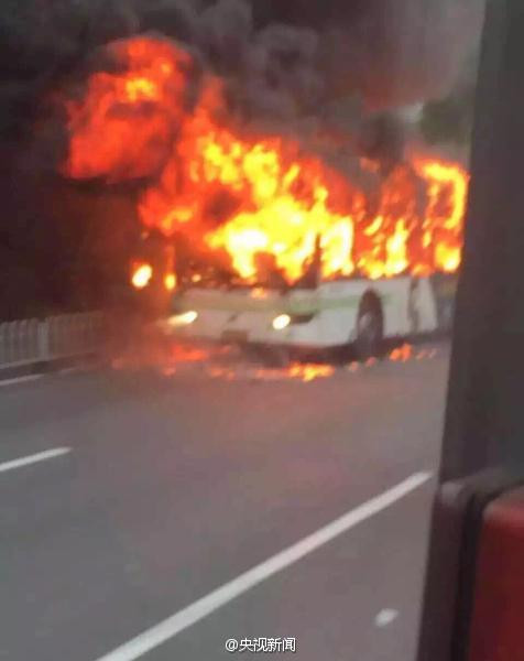 Hành khách suýt bị thiêu sống khi xe buýt bốc cháy ở Trung Quốc ảnh 3