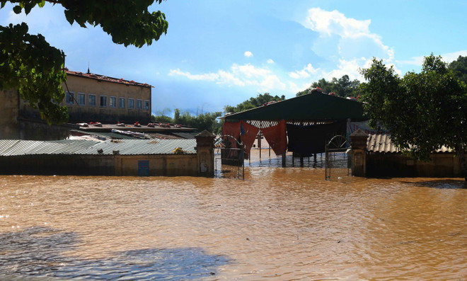 Nước lũ lên nhanh, nhiều xã ở Nghệ An đang ngập nặng ảnh 1