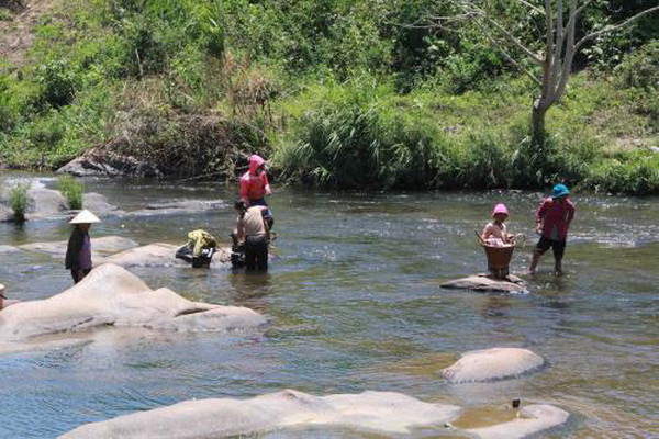 Đắk Lắk: Kỷ luật 2 cán bộ xã để dân chặn suối nuôi cá trái phép ảnh 1