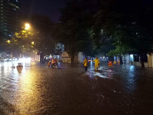 Đêm nay, mưa và dông diện rộng ở tất cả các khu vực trên cả nước ảnh 1