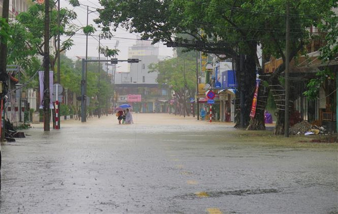 Nhiều tuyến đường tại thành phố Huế bị ngập từ 0,3-1m. (Ảnh: Tường Vi/TTXVN) Bão số 6 suy yếu thành áp thấp nhiệt đới, tiếp tục gây mưa to ảnh 1