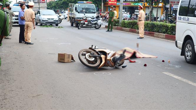 Va quệt với xe máy, người phụ nữ bị xe buýt tông tử vong ảnh 1