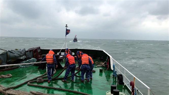 Cứu hộ tàu cá gặp nạn trên biển. Ảnh minh họa. (Ảnh: TTXVN phát) Quảng Ngãi: Ba tàu cá gặp nạn, trôi dạt trên biển chờ cứu hộ ảnh 1