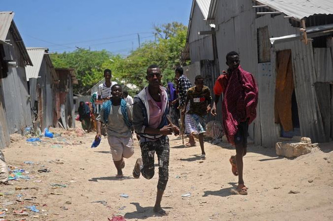 Người dân sơ tán khỏi hiện trường vụ tấn công ở Mogadishu của Somalia, ngày 23/3 vừa qua. (Ảnh: AFP/TTXVN) Chính phủ Somalia khẳng định quyết tâm chống khủng bố ảnh 1
