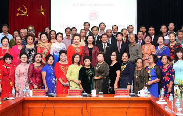 Trưởng Ban Dân vận Trung ương Trương Thị Mai tiếp Đoàn đại biểu cựu giáo viên Kiều bào tại Thái Lan về thăm quê hương. (Ảnh: Nguyễn Dân/TTXVN) Đảng và Nhà nước luôn đánh giá cao đóng góp của kiều bào tại Thái Lan ảnh 1