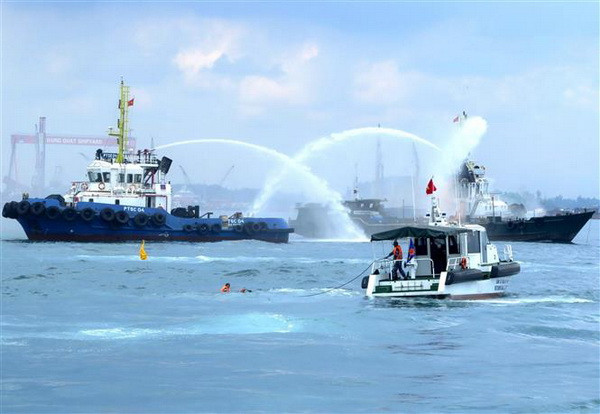Diễn tập phối hợp tìm kiếm cứu nạn hàng hải trong vùng nước cảng biển ảnh 1