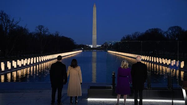 Tổng thống đắc cử Mỹ Joe Biden cùng phu nhân (phải) và Phó Tổng thống đắc cử Kamala Harris cùng phu quân tham dự lễ tưởng niệm các nạn nhân COVID-19. (Nguồn: AP) Ông Joe Biden tưởng niệm nạn nhân COVID-19 trước lễ nhậm chức ảnh 1