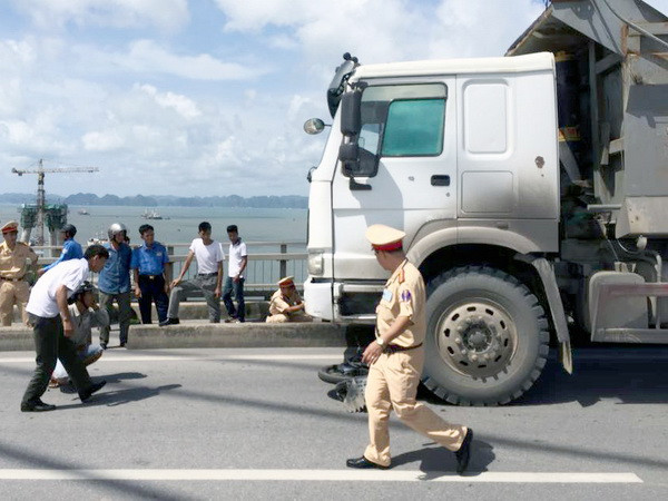 Xe máy va vào đầu xe ben khiến một nam thanh niên tử vong ảnh 1