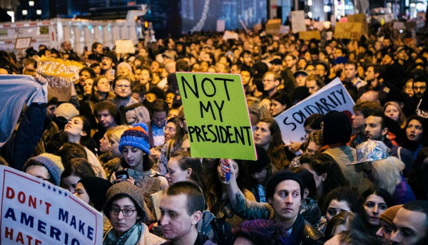 Hàng chục nghìn người tuần hành phản đối Tổng thống Trump ảnh 1