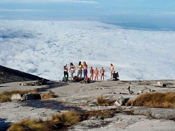 Malaysia tạm giam du khách nghi thoát y trên đỉnh núi Kinabalu ảnh 1