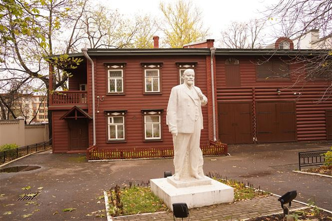 Gia đình Ulyanov chuyển đến ngôi nhà gỗ ở Kazan mùa Hè năm 1887. (Ảnh: Duy Trinh/TTXVN) Con đường đến với cách mạng của lãnh tụ Vladimir Ilyich Lenin ảnh 2