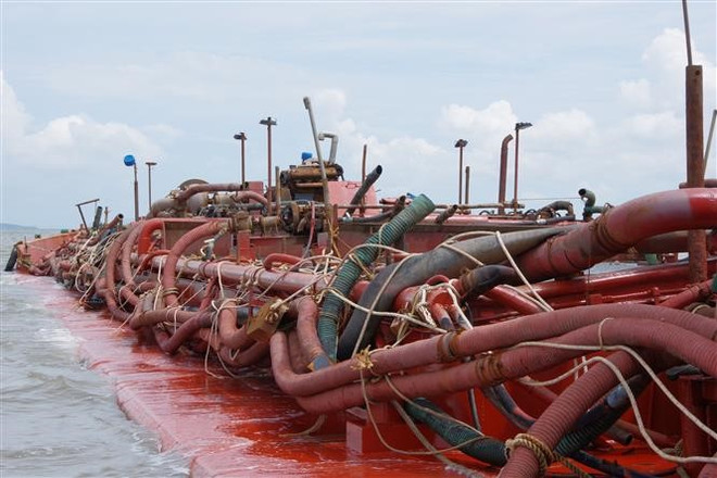 TP.HCM: Phát hiện 5 sà lan hút cát trái phép trên biển Cần Giờ ảnh 1