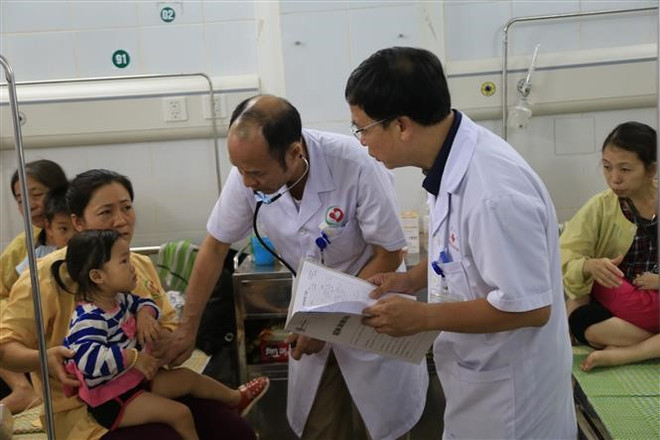 Hà Nội dồn sức cứu chữa các bệnh nhi nghi bị ngộ độc ở Đông Anh ảnh 1