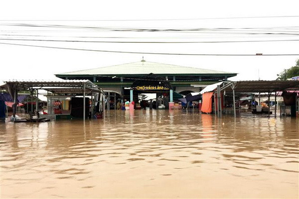 Chợ tại xã Phước Nam, huyện Thuận Nam bị ngập nặng. (Ảnh: Công Thử/TTXVN) Áp thấp nhiệt đới đã suy yếu thành một vùng áp thấp ảnh 1