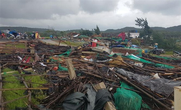 Phú Yên: Lốc xoáy gây thiệt hại khá nặng nề về người và của ảnh 1