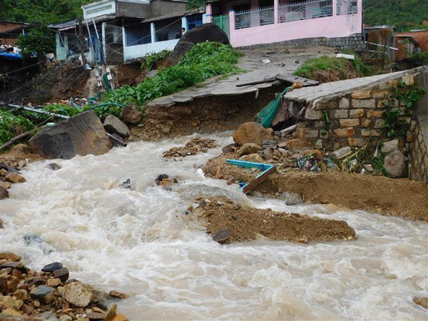 Chủ động ứng phó và khẩn trương khắc phục hậu quả hoàn lưu bão số 8 ảnh 1