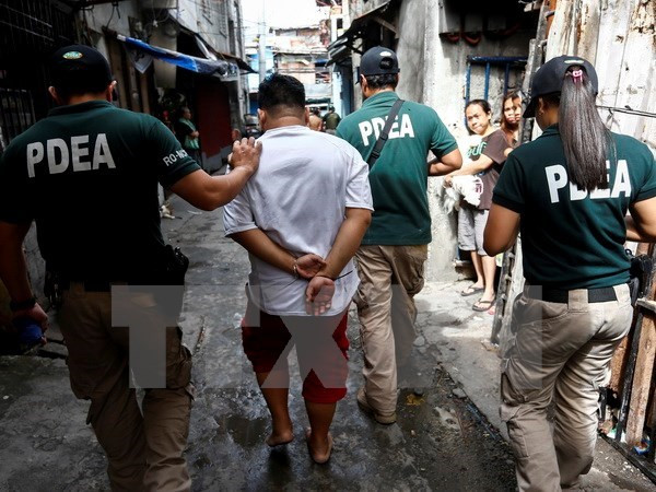 Cảnh sát bắt giữ nghi phạm liên quan đến mua bán ma túy trái phép ở thành phố Pasig, đông Manila. (Nguồn: EPA/TTXVN) Số lượng người sử dụng ma túy ở Philippines giảm hơn 50% sau 3 năm ảnh 1