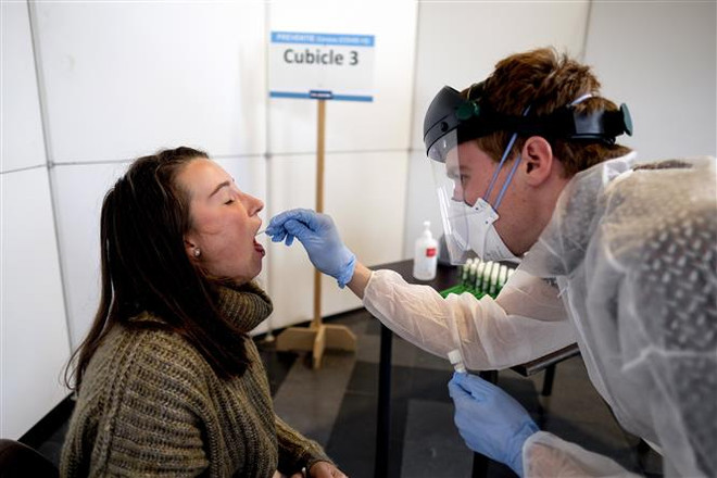 Nhiều nước châu Âu tái áp đặt các biện pháp cách ly, giới nghiêm ảnh 1