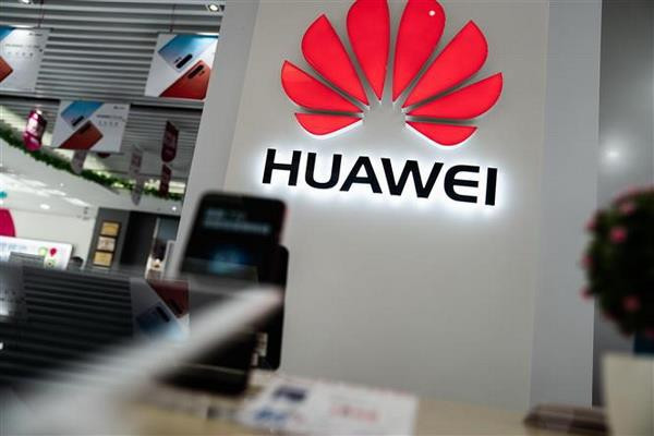 Biểu tượng Huawei tại một cửa hàng ở Bắc Kinh, Trung Quốc. (Nguồn: AFP/TTXVN) Malaysia tuyên bố sẽ sử dụng thiết bị của Huawei ''nhiều nhất có thể'' ảnh 1