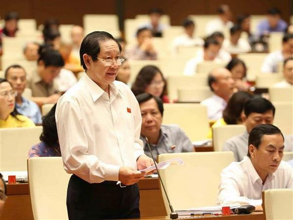Bộ trưởng Bộ Nội vụ Lê Vĩnh Tân giải trình làm rõ ý kiến của Đại biểu Quốc hội. (Ảnh: Phương Hoa/TTXVN) Không sắp xếp đơn vị hành chính bằng mọi giá, gây xáo trộn lớn ảnh 1