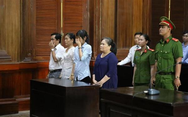 Tham ô 7,4 tỷ đồng, nguyên cán bộ Ban giảm nghèo phường lĩnh án 20 năm ảnh 1