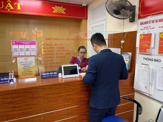 Anh Vũ Hồng Lợi làm thủ tục hành chính tại phường Cầu Dền, quận Hai Bà Trưng (Hà Nội) trong ngày đầu năm mới Giáp Thìn 2024. (Ảnh Mạnh Khánh/TTXVN) vnp_Ha Noi.jpg