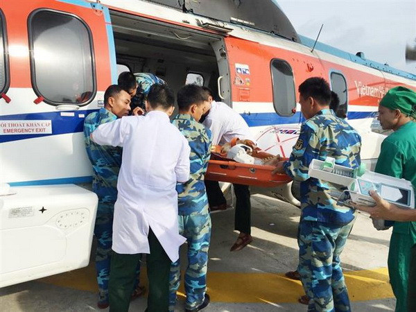 Trực thăng đưa 2 ngư dân gặp nạn ở vùng biển Trường Sa vào đất liền ảnh 1