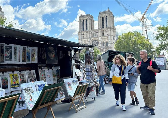 Tranh cãi về việc di dời các quầy sách di sản bên bờ sông Saine ảnh 2