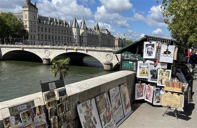 Tranh cãi về việc di dời các quầy sách di sản bên bờ sông Saine ảnh 1