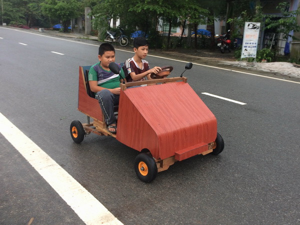 Thừa Thiên-Huế: Học sinh lớp 9 chế tạo xe ôtô chạy bằng điện ảnh 1