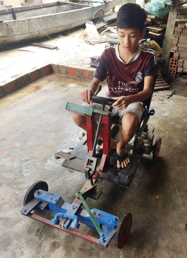 Thừa Thiên-Huế: Học sinh lớp 9 chế tạo xe ôtô chạy bằng điện ảnh 2