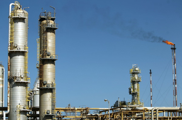 Giá dầu trên thị trường thế giới đi lên do nhu cầu mạnh lên ảnh 1