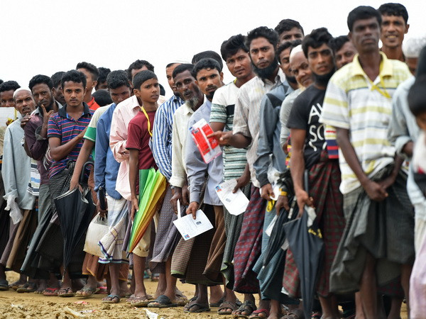 Người tị nạn Rohingya xếp hàng chờ nhận cứu trợ tại trại tị nạn Nayapara ở Teknaf, Bangladesh. ((Nguồn: AFP/TTXVN) Các nhà tài trợ cam kết nguồn tài chính cao nhất với UNHCR trong 2018 ảnh 1