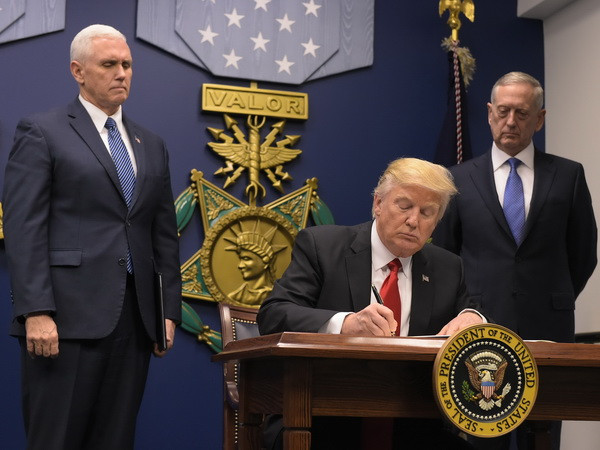 Phản ứng trái chiêu về lệnh cấm nhập cảnh của ông Trump ảnh 1