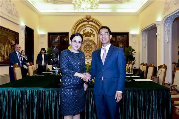 Thứ trưởng Bộ Ngoại giao Tô Anh Dũng và Quốc vụ khanh Bộ Ngoại giao Romania Monica Gheorghita. (Ảnh: TTXVN phát) Tham vấn chính trị giữa hai nước Việt Nam-Romania ảnh 1